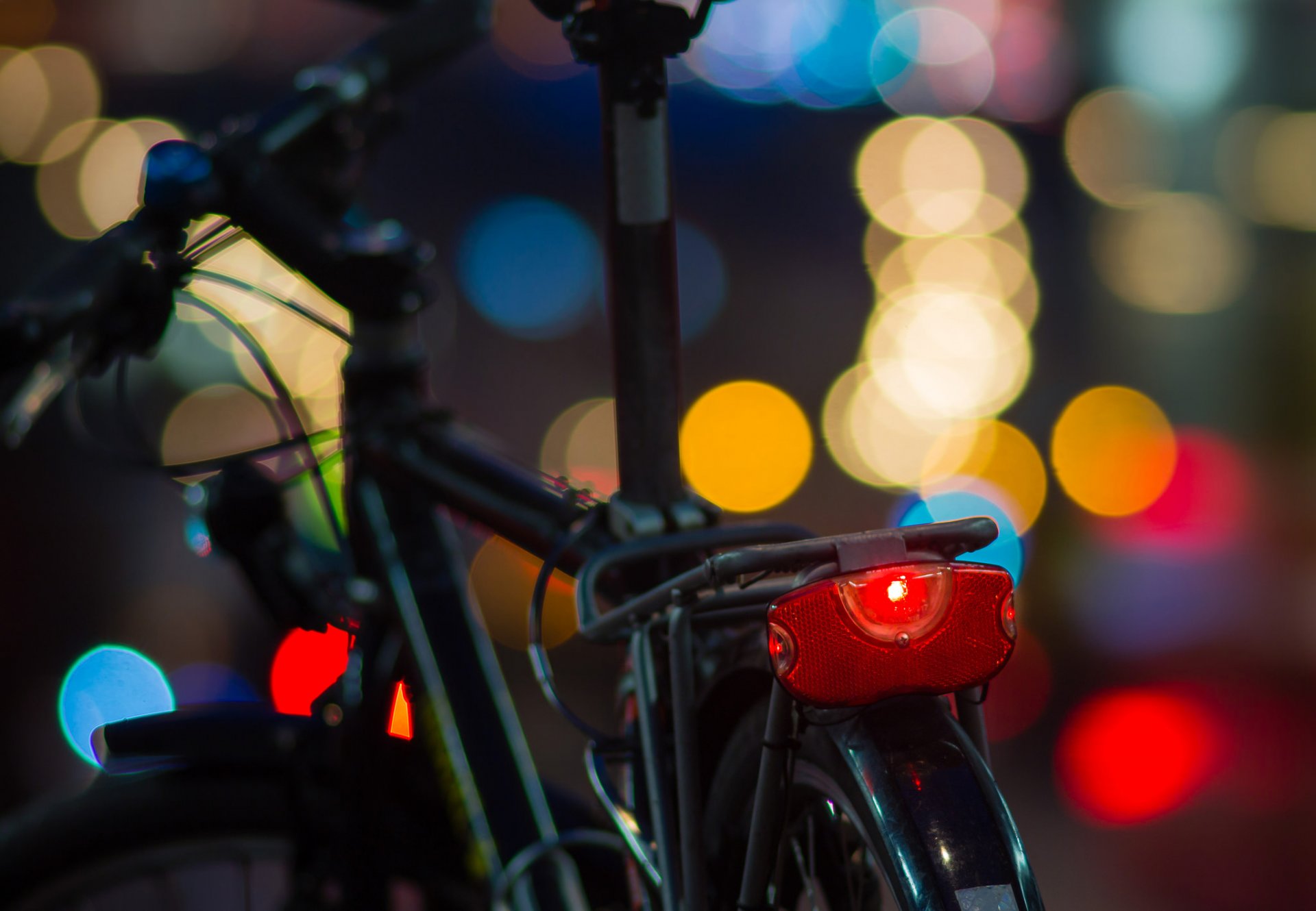 vélo bokeh lumières multicolore soirée nuit gros plan