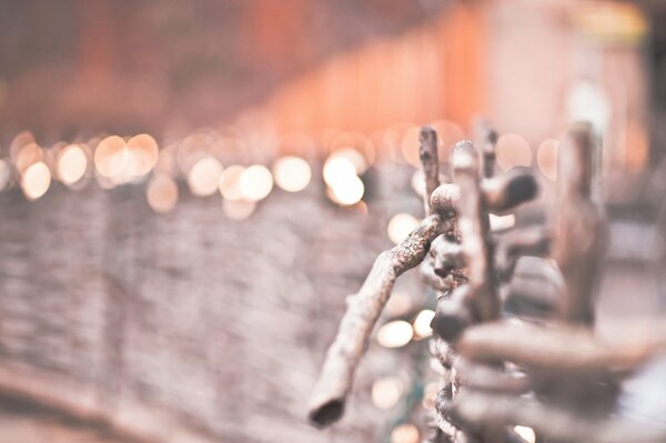 Valla de madera con luces brillantes en un día frío de invierno con un fondo borroso suave