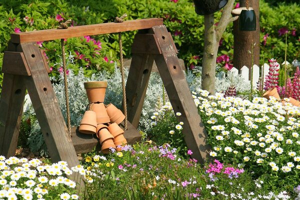 Figur im Garten im japanischen Stil auf einer Schaukel