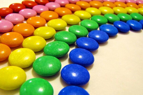 Kolorowa tęcza cukierków drażetek