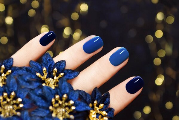 Manicura azul sobre un hermoso fondo