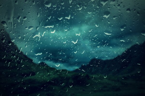 Вид за окном, стекло в каплях дождя
