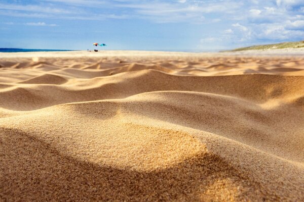 Falisty piasek na plaży. Niebiosa