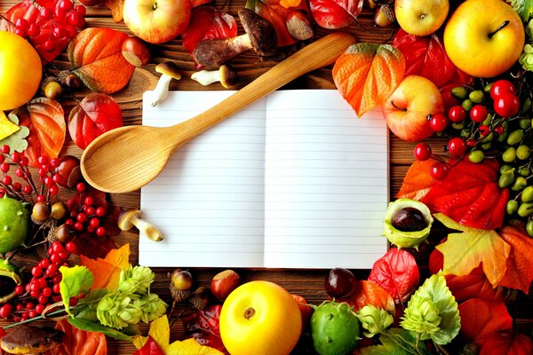 Cahier et cuillère en bois sur la table avec des cadeaux d automne