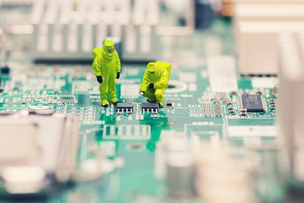 Hommes en costumes verts sur un circuit électrique