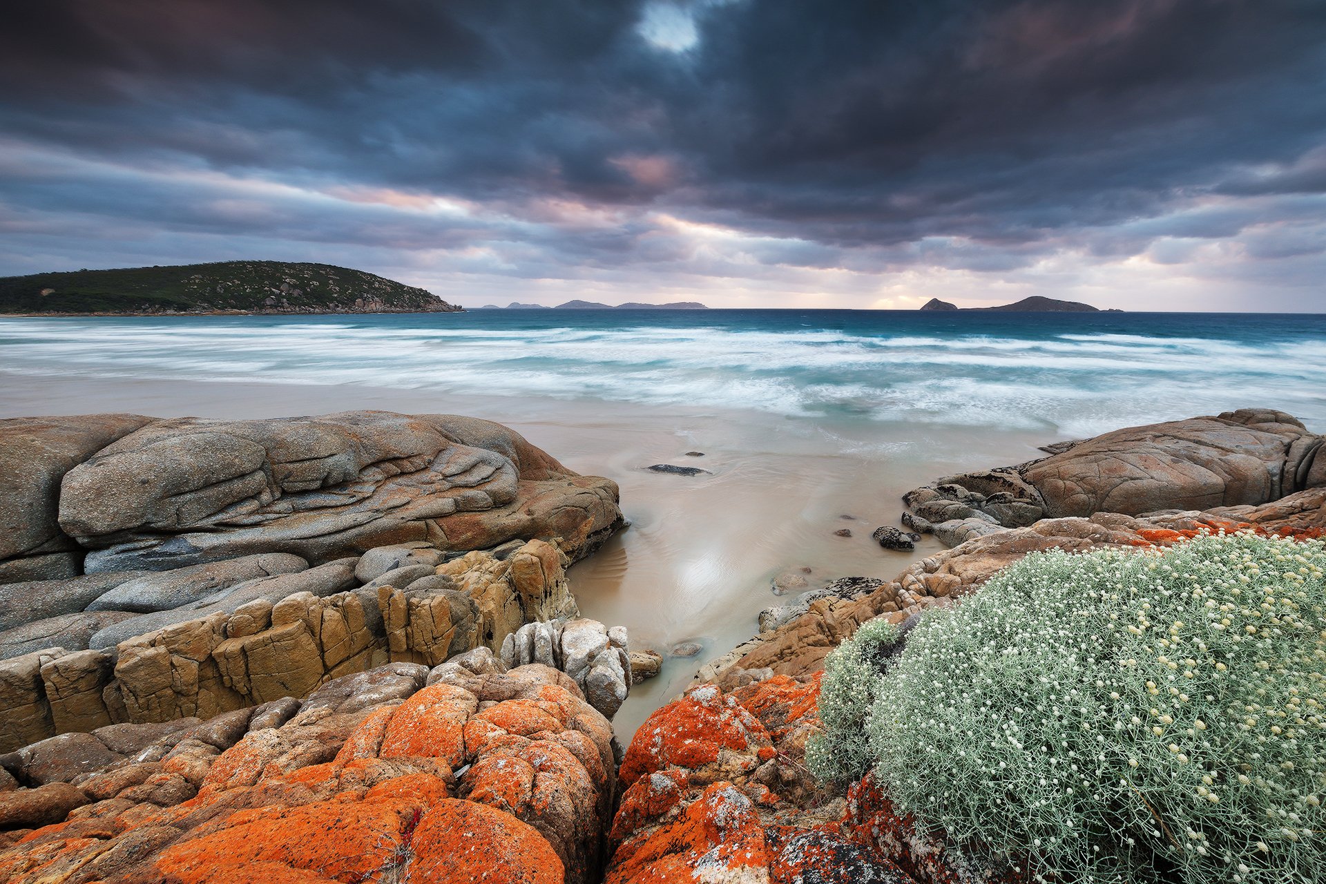 nature australie wilson promontory whisky bay ciel nuages nuages mer océan eau pierres chris wiewiora photographie