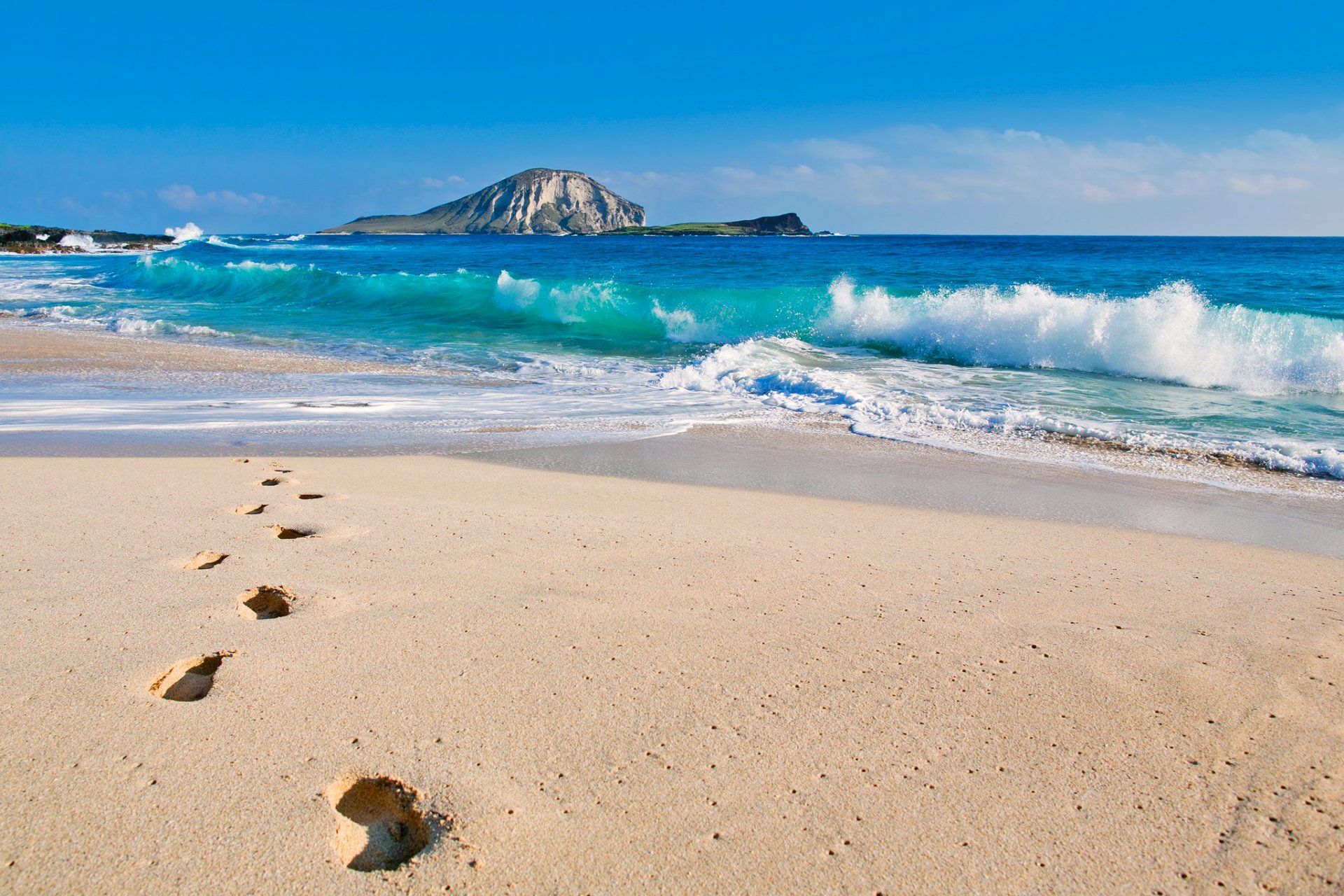 usa hawaje wyspy hawajskie oahu wyspa królika pacyfik morze ocean fale plaża ślady niebo góra skała zima styczeń ade hopkins zdjęcie