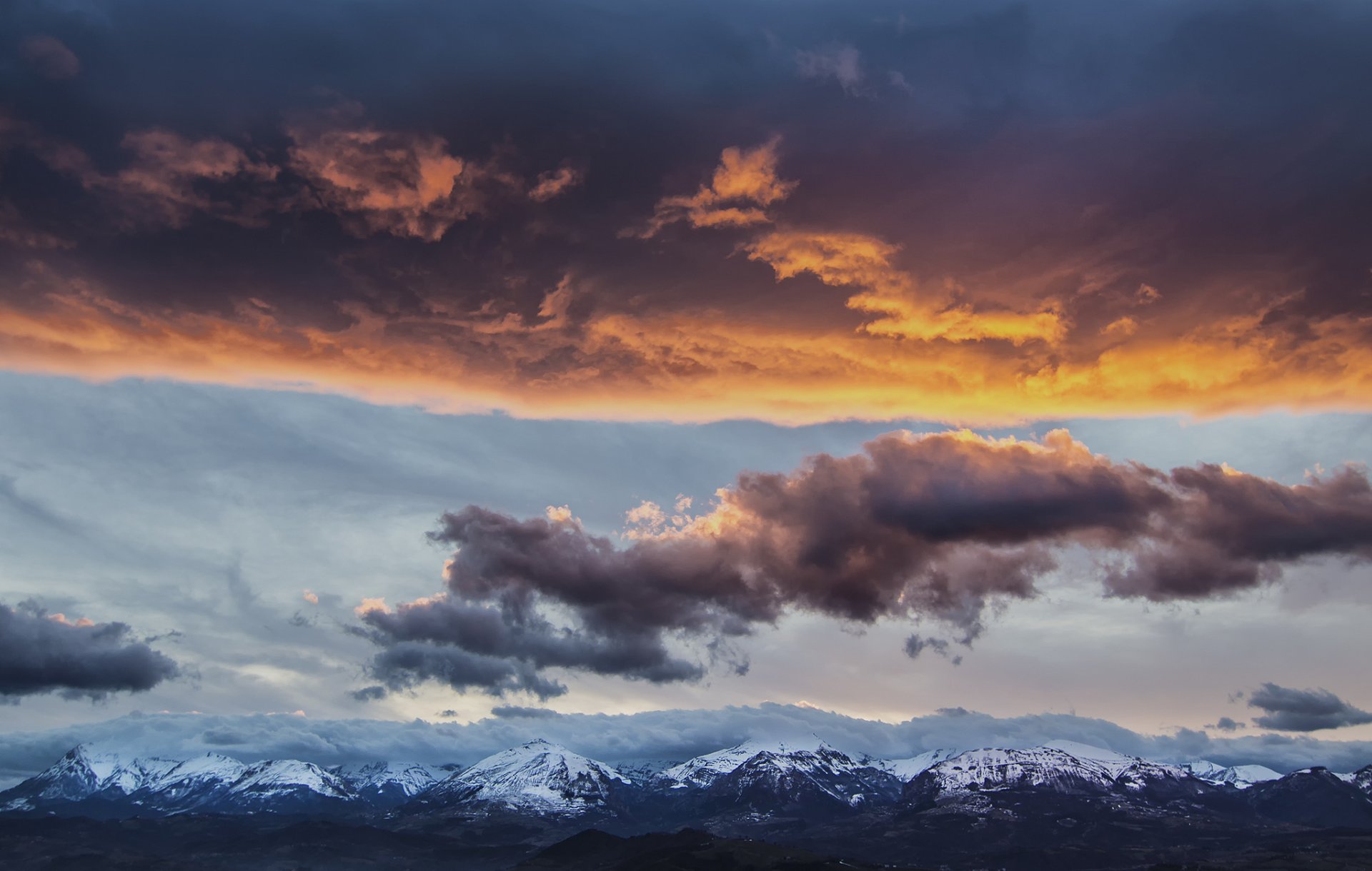 italie apennins montagnes sommets neige brume soir ciel nuages paysage