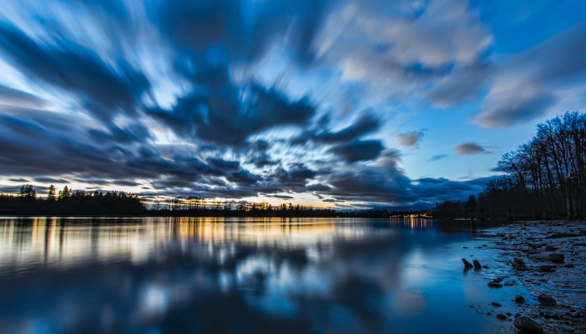 canada british columbia lago acqua superficie liscia riva alberi sera tramonto cielo nuvole riflessione blu