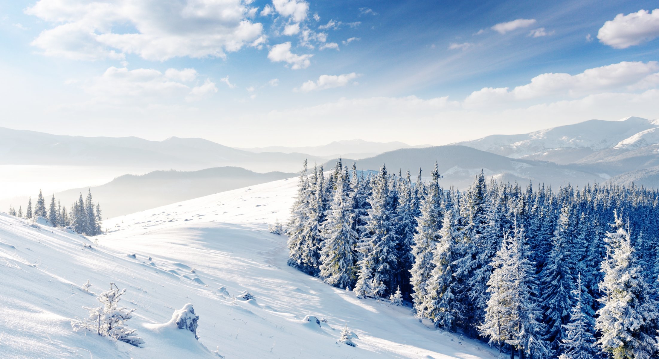 collines nuages hiver neige