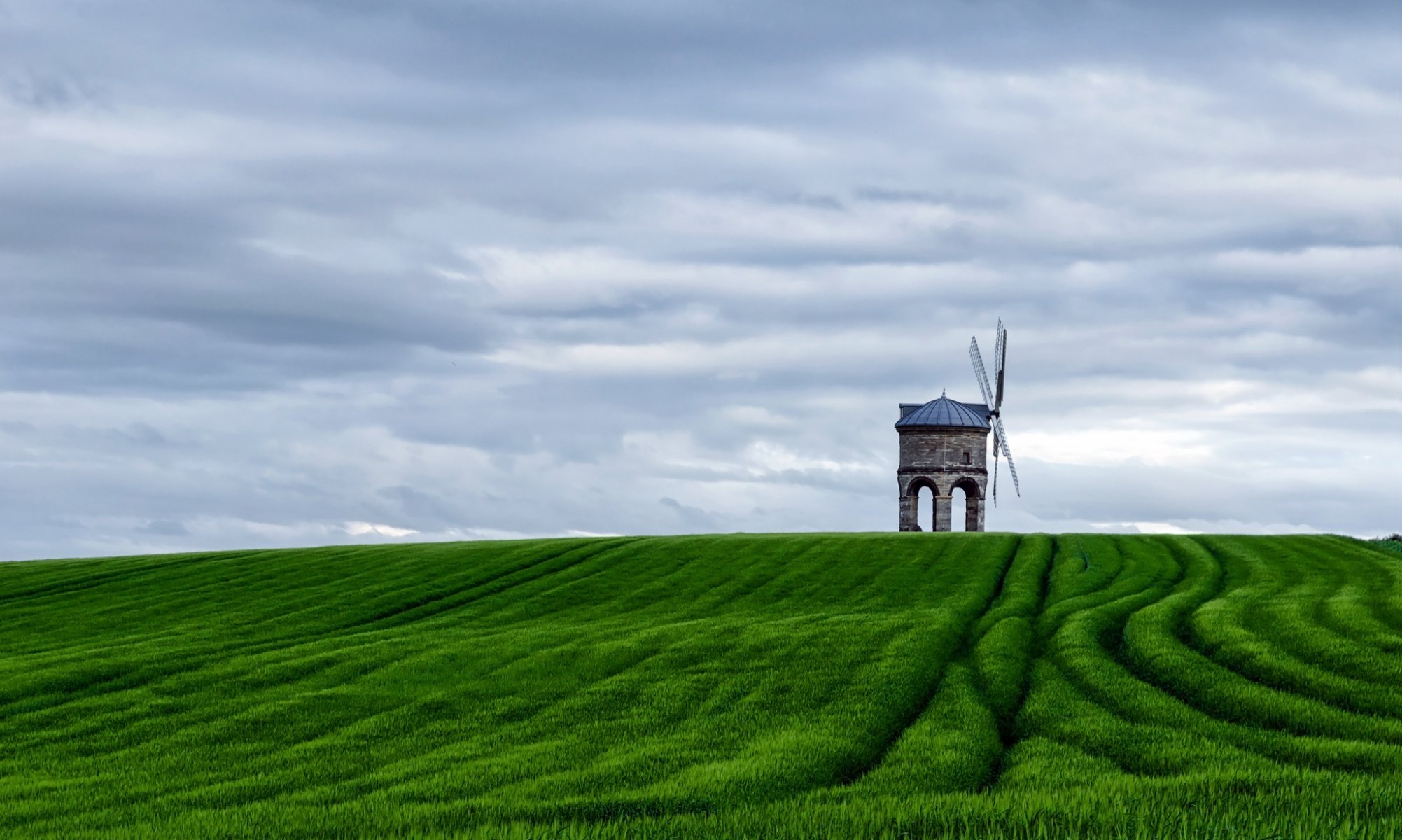 mulino campo verde cielo nuvole paesaggio