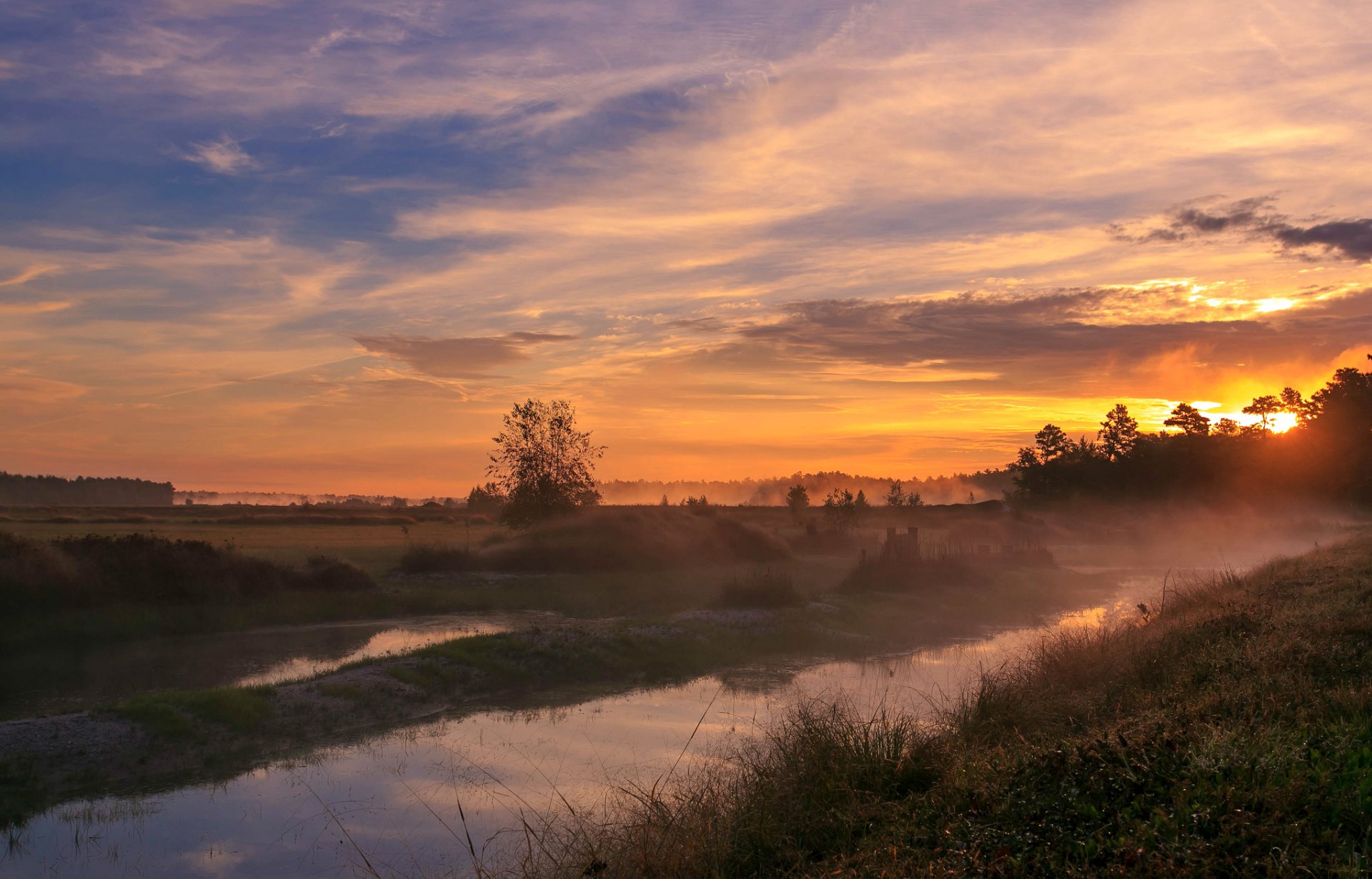 champ clairière arbres vallée herbe canal soir soleil coucher de soleil ciel nuages