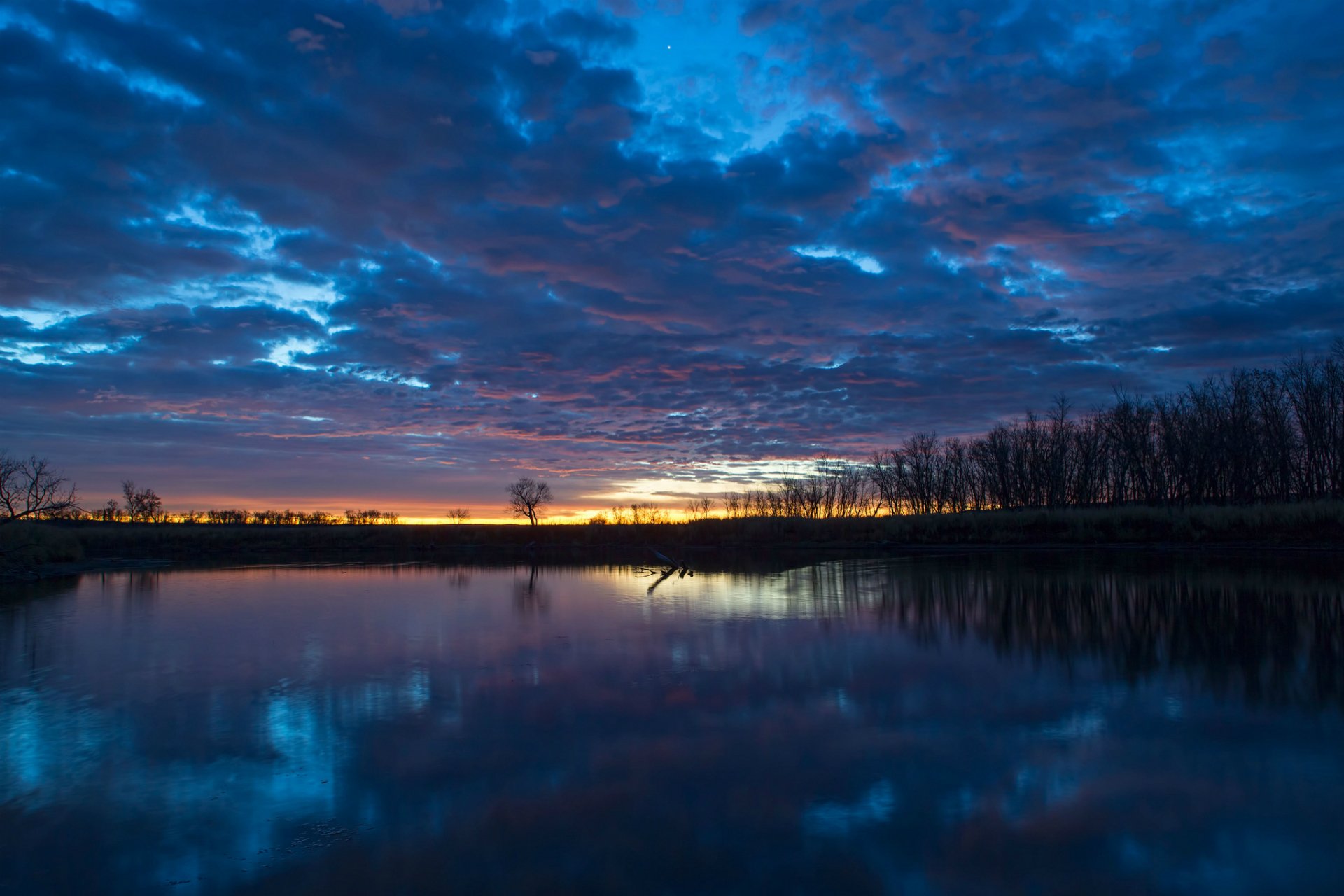 mañana amanecer río agua superficie reflexión árboles cielo azul nubes nubes