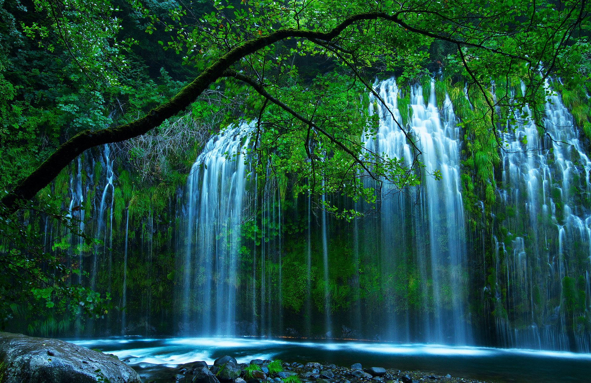 usa północna kalifornia dunsmuir shasta retreat mossbrae falls rzeki sacramento natura wodospad drzewa zieleń erno fotografia