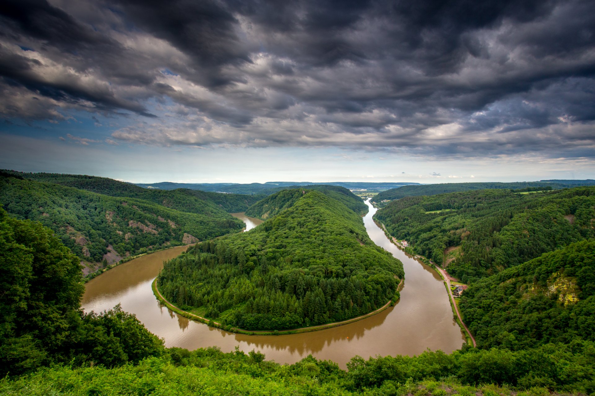 alemania bucle de saar río curva saar saarschleife saarschleife bosque árboles cielo nubes nubes vista altitud panorama paisaje naturaleza