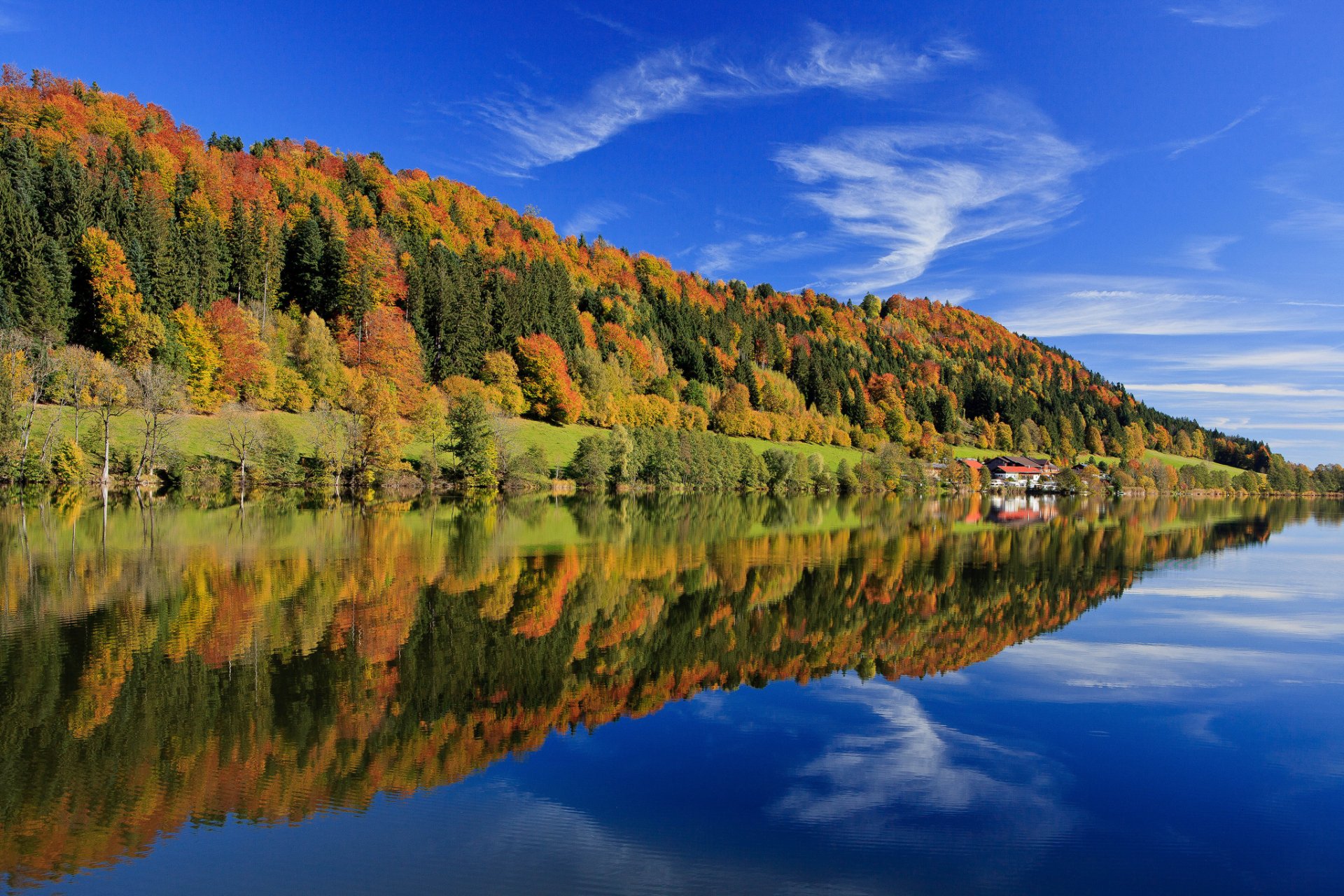 deutschland bayern herbst wald bäume bunt blätter blau himmel wolken see reflexion