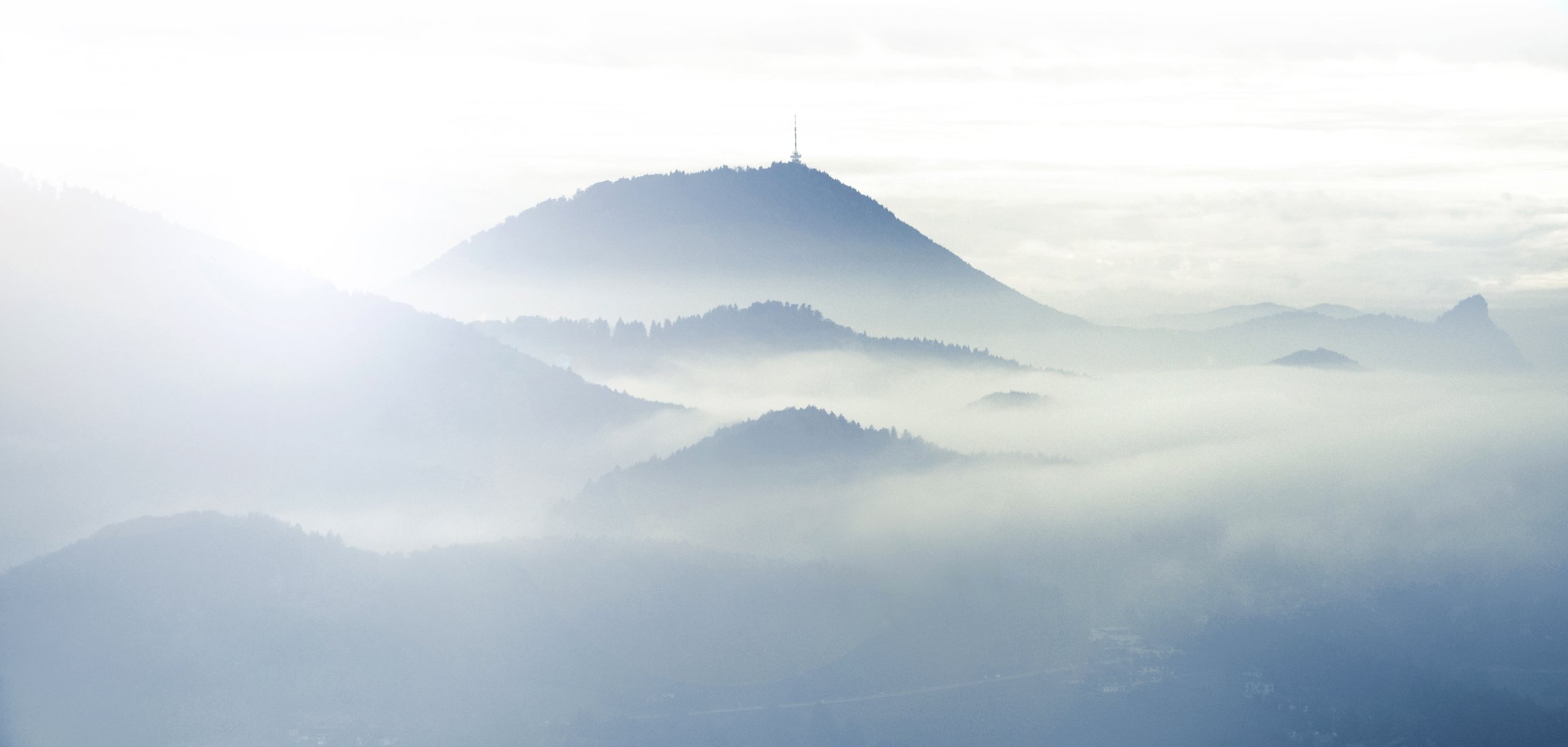 montañas colinas niebla nubes luz antena