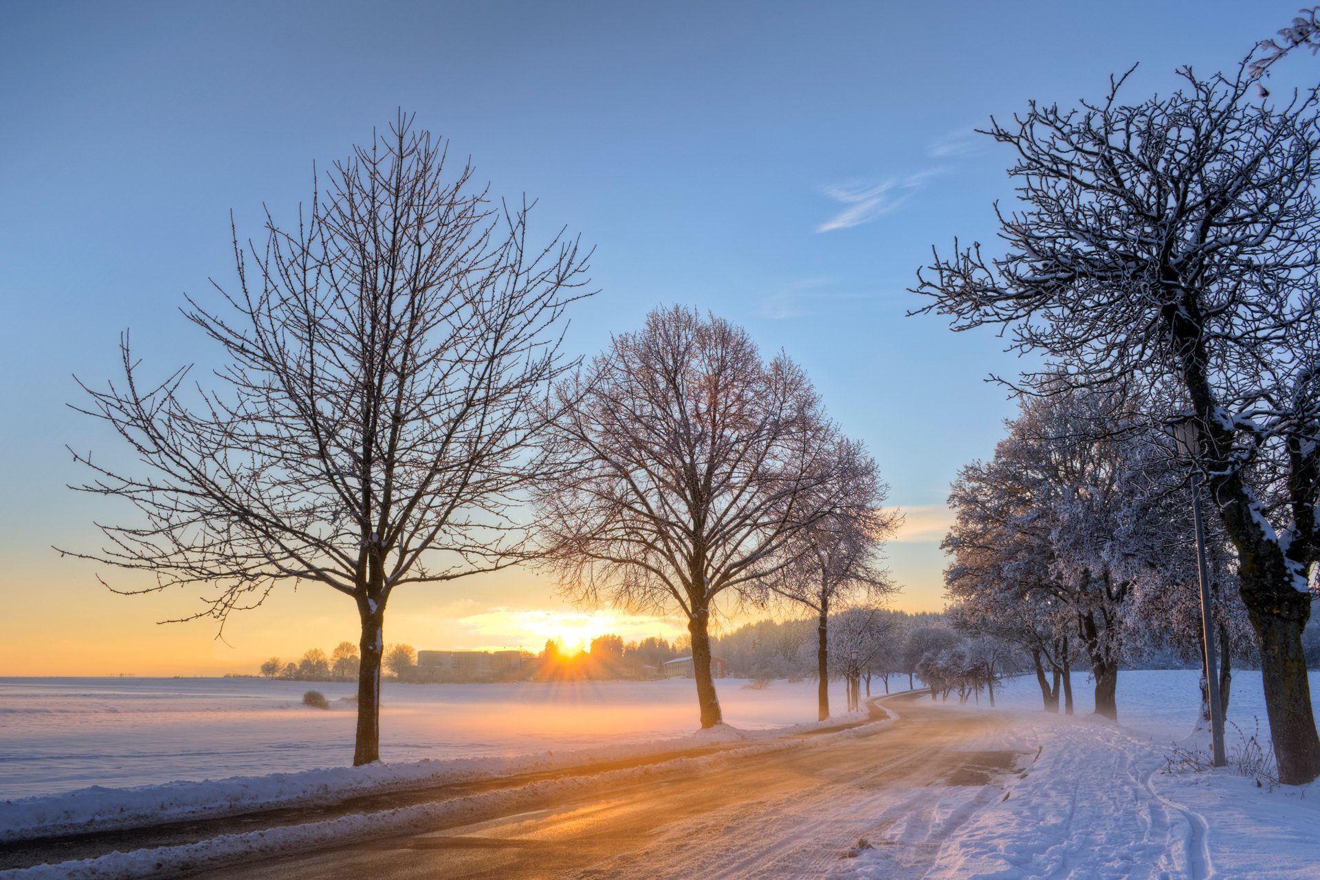 germania strada alberi inverno neve mattina alba sole blu cielo nuvole