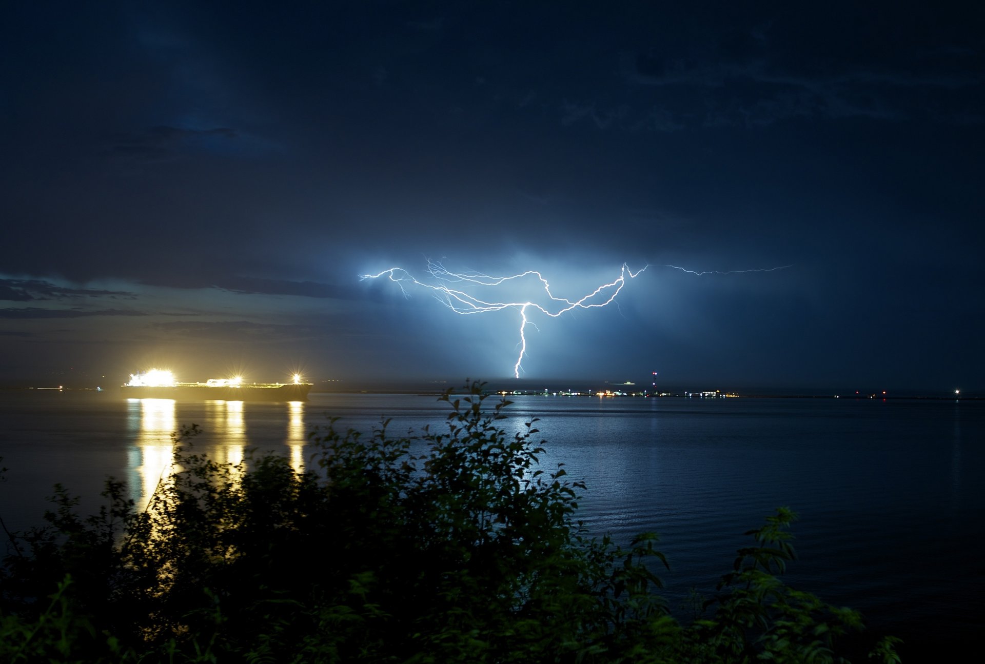 nature arbre arbres feuilles feuilles mer océan eau réflexion lumières maisons soirée nuit foudre orage ciel arrière-plan grand écran plein écran widescreen fond d écran