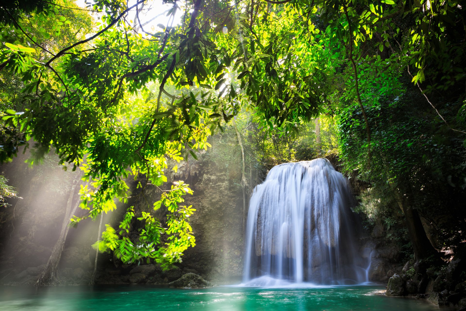 kanchanaburi thailandia cascata natura alberi sole raggi di sole acqua bellissimo