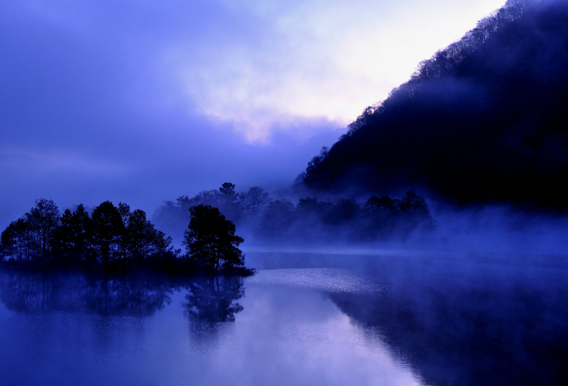 japón fukushima lago akimoto lago akimoto costa árboles reflexión noche niebla neblina cielo nubes azul