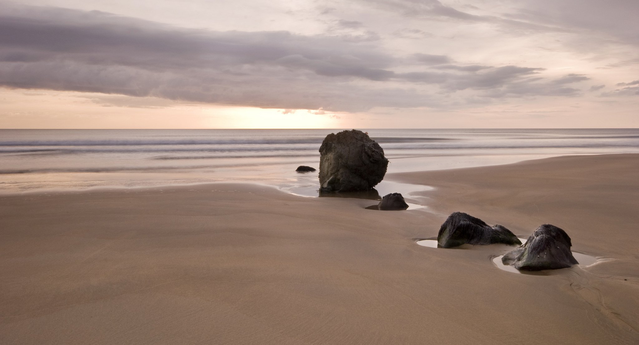 mar arena rocas nubes charcos minimalismo puesta de sol