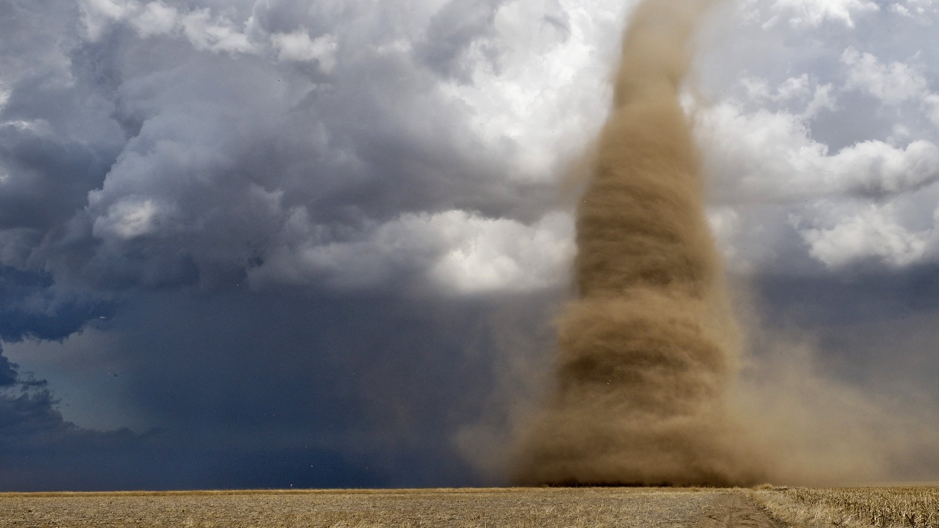 tornado vortice di sabbia tempesta nuvole