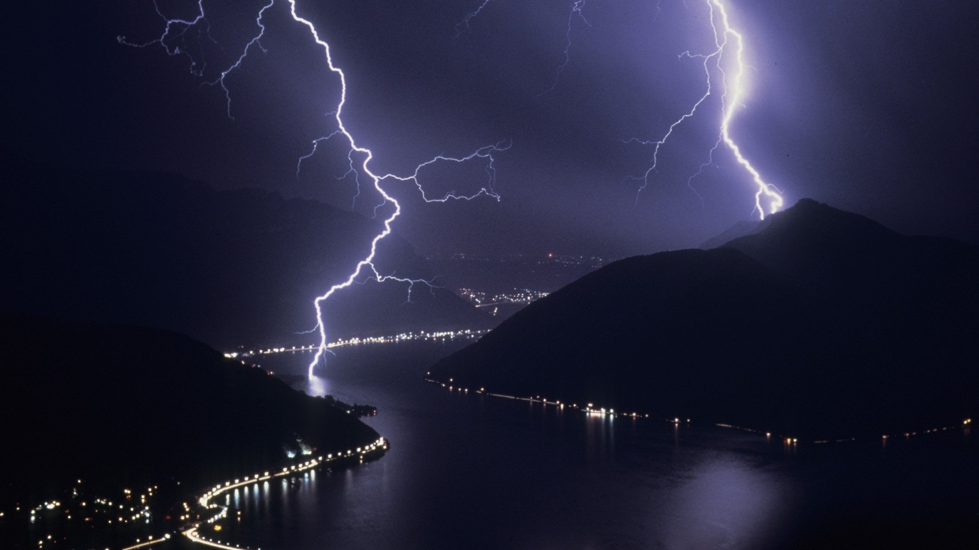 tormenta relámpagos noche