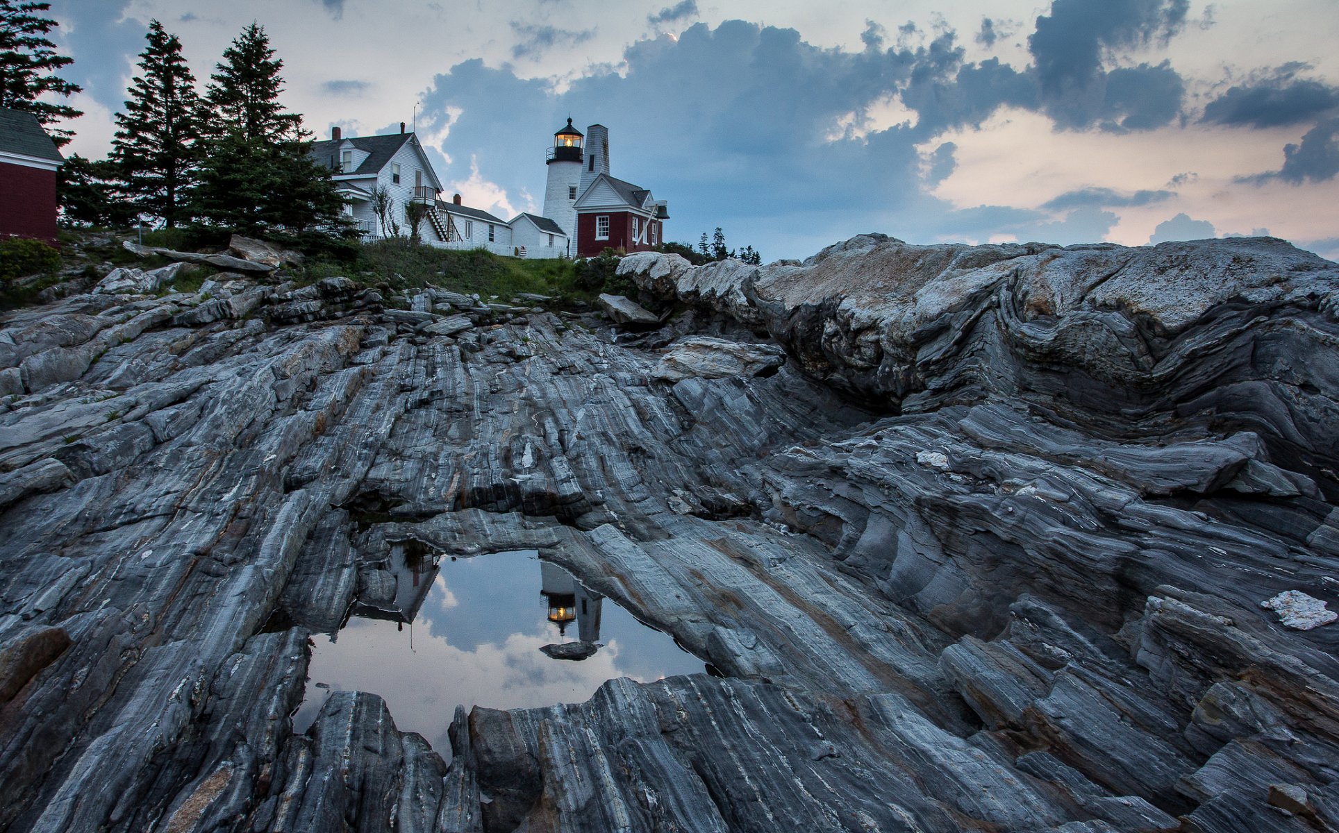 états-unis état maine états-unis bristol phare de pemaquid phare roches ciel flaques d eau maisons réflexions nuages baie de l océan atlantique