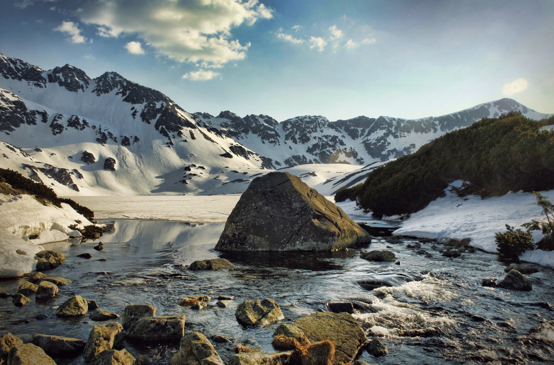 montagnes neige rivière eau pierre pierres froid buissons aiguilles nuages