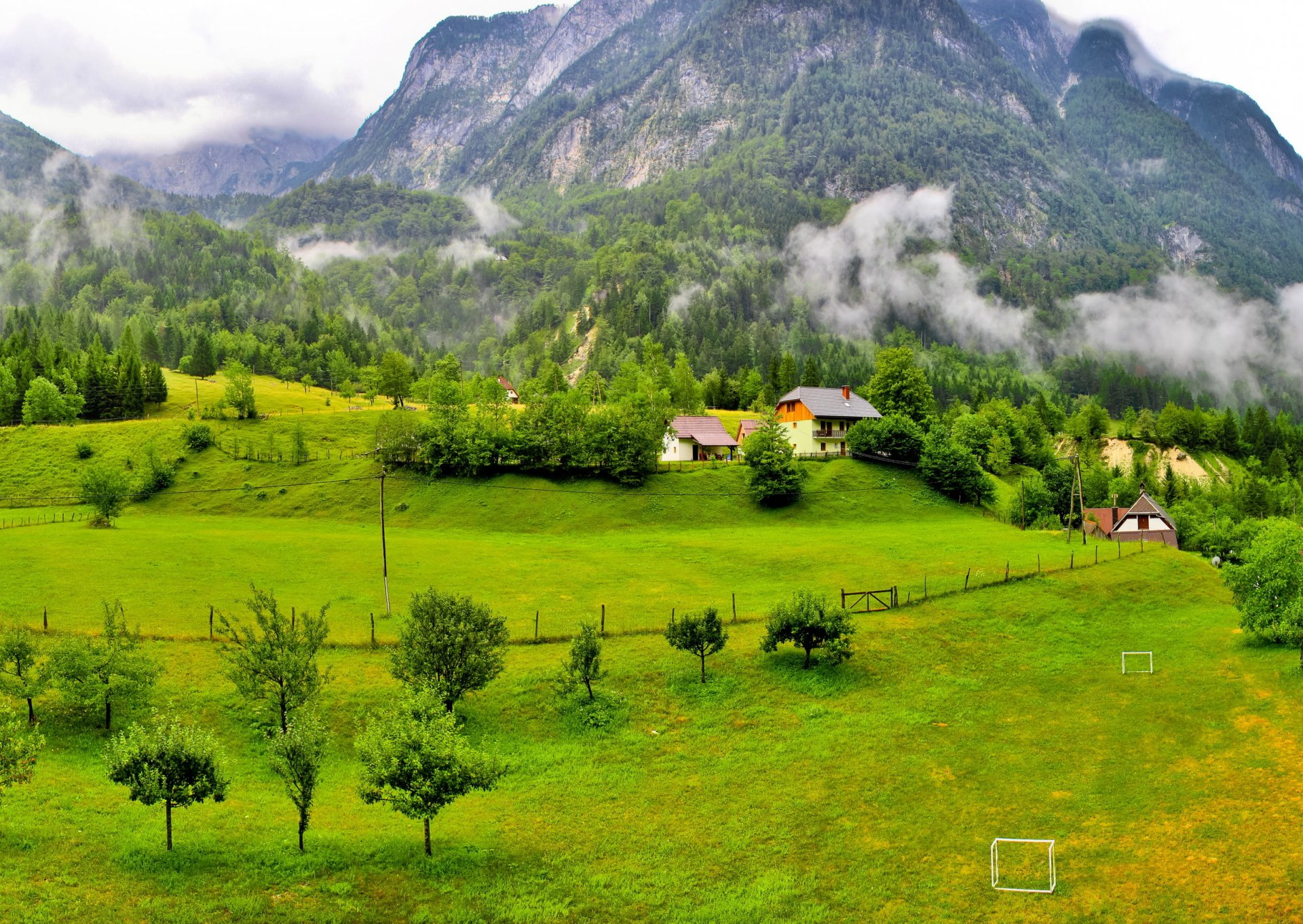 eslovenia montañas árboles bosque casas nubes hierba claro