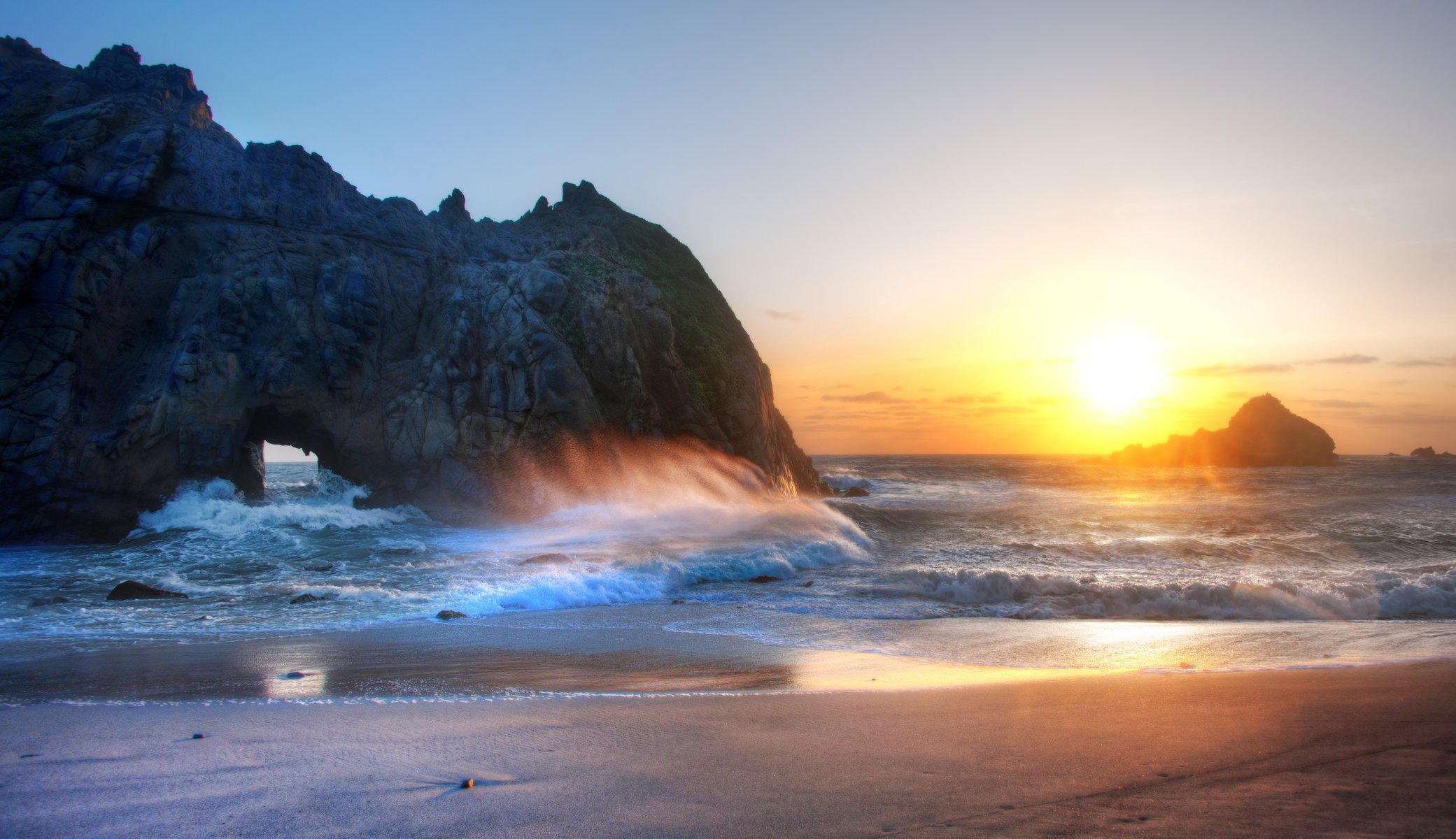 mer vagues roches sable plage ciel coucher de soleil