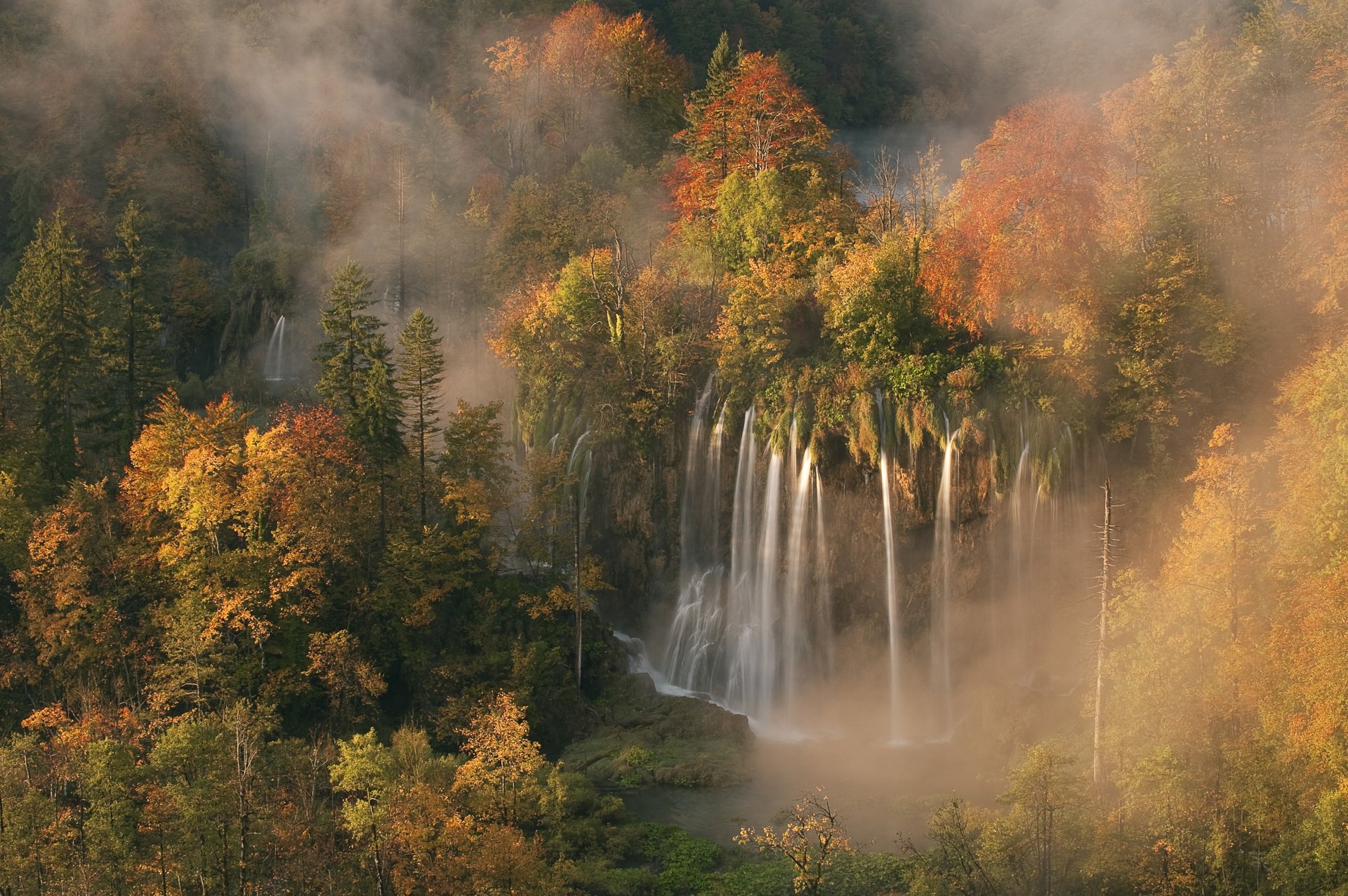 cascade veliki prštavac couleurs d automne brouillard du matin lumière de l aube forêt croatie 5 octobre 2008