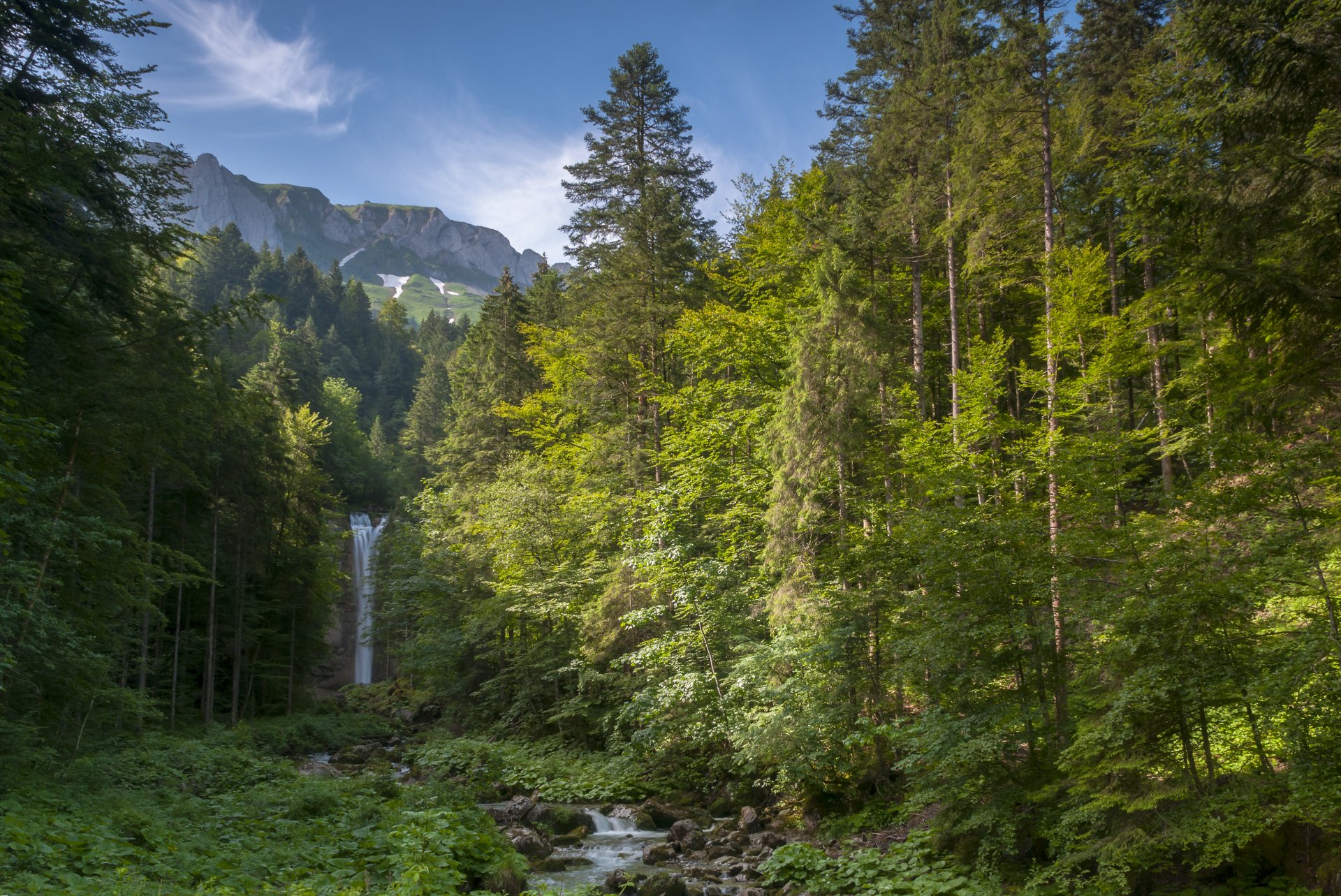 montañas alpes cascada leuenfal piedras árboles hierba cielo nubes