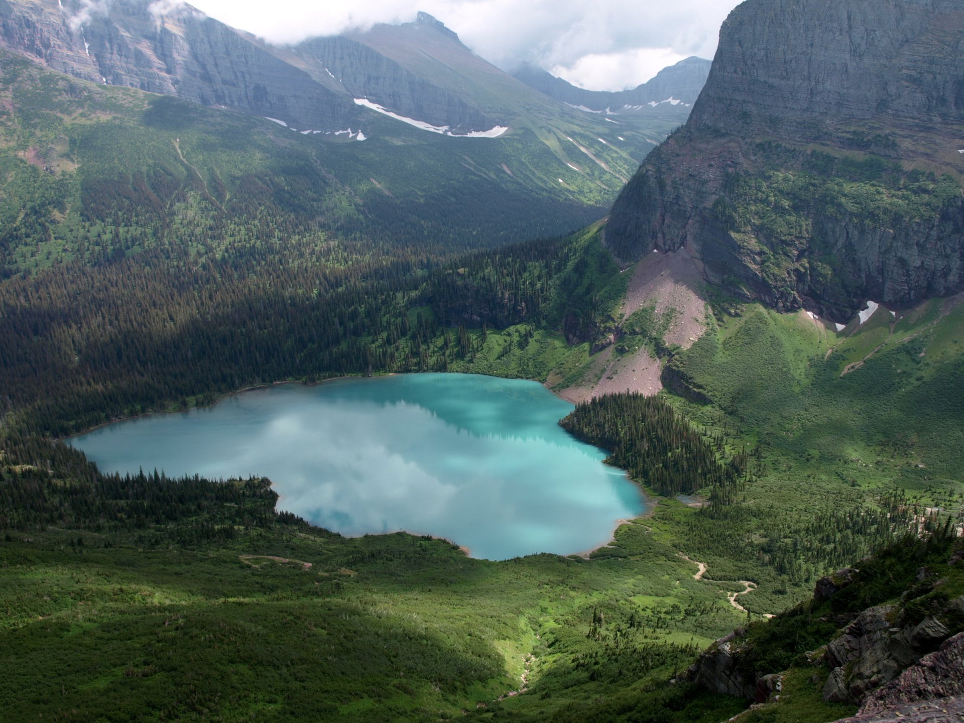 lac montagnes forêt