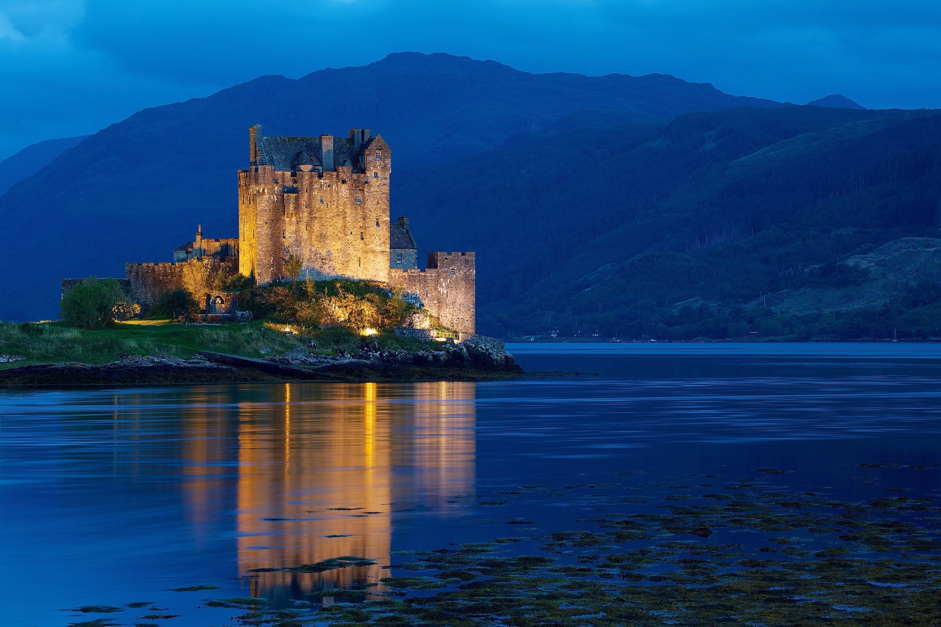 reino unido escocia dornie noche agua castillo iluminación luz montañas colinas hora azul