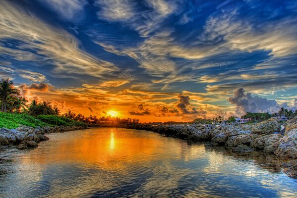 Zachód słońca nad rzeką. chmury na niebie