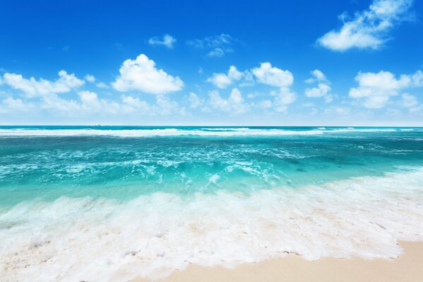 Песочный пляж на морском побережье