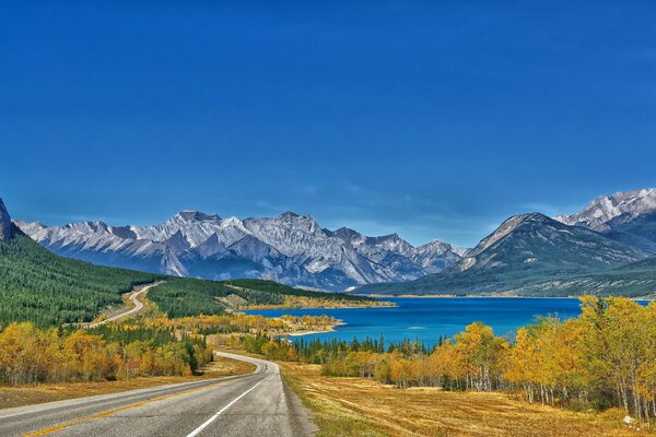 Paysage de route sur fond de lac et de montagnes à Abraham