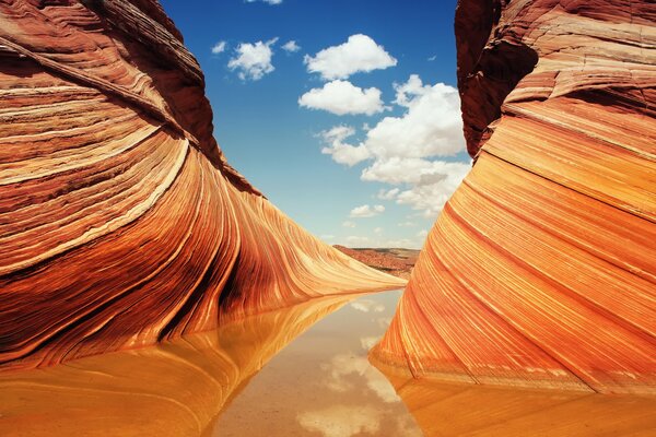 Rocas multicolores contra el agua y el cielo