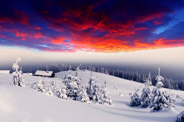 Яркое нарисованное небо в снежных горах