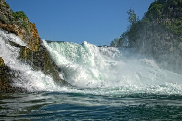 Der Wasserfallstrom von den Felsen. Die Schweiz