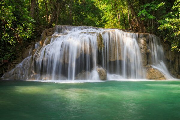 Cascada - un hermoso fenómeno de la naturaleza