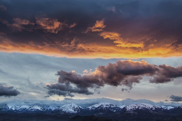 Paesaggio di vesina delle montagne innevate