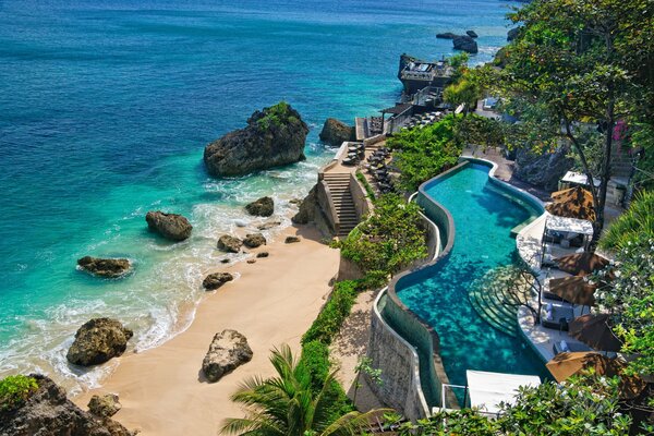 Splendida piscina sulla costa del mare di lazurg