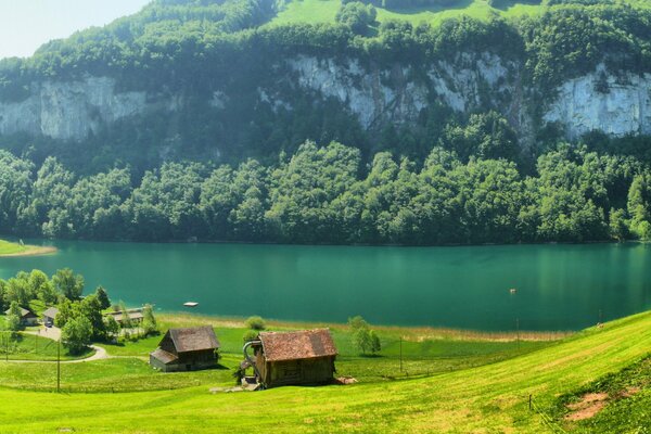 Schweizer Häuser auf einem Berg am Fluss