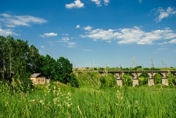 Puente alto en medio de un pueblo tranquilo