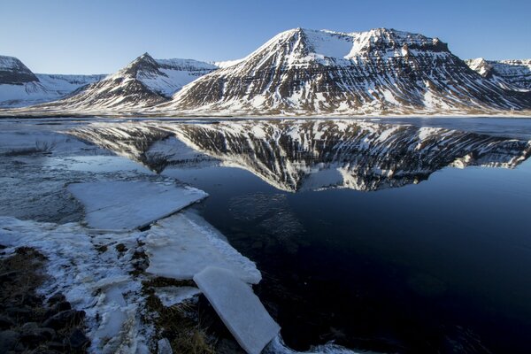 Frío invernal en el lago y en las montañas