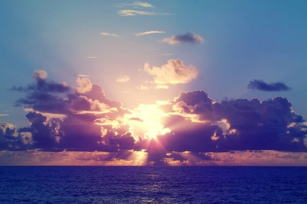 Coucher de soleil sur les rayons de la mer dans le ciel