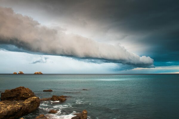 Mar agitado bajo un cielo gris